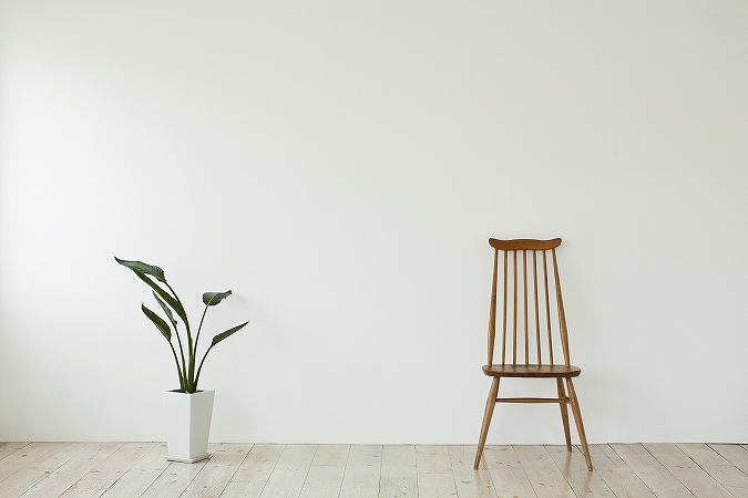 白壁と観葉植物と椅子